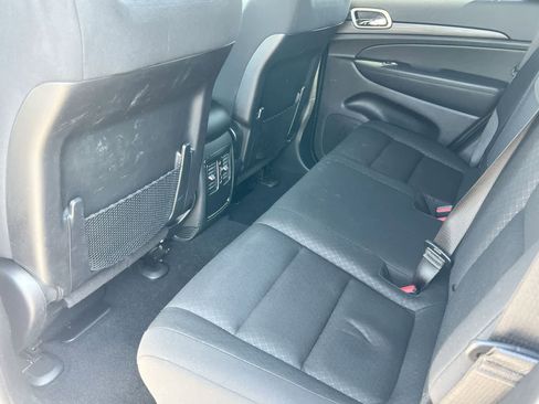 Used 2021 Jeep Grand Cherokee Laredo AWD/4WD image 18