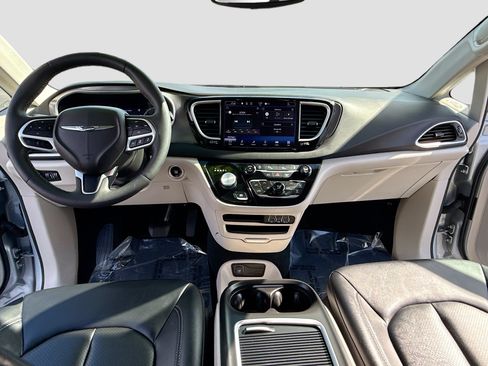 Used 2024 Chrysler Pacifica Touring-L FWD image 3