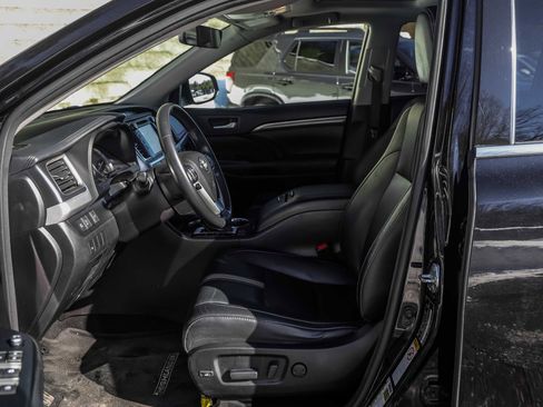 Used 2018 Toyota Highlander SE image 25