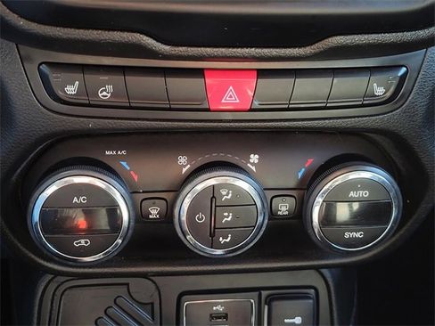 Used 2016 Jeep Renegade Limited image 24