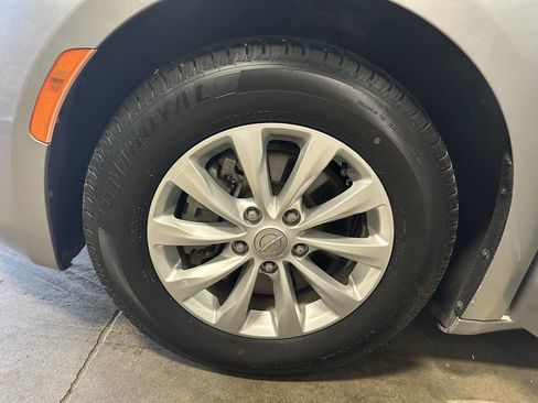 Used 2017 Chrysler Pacifica Touring-L image 25