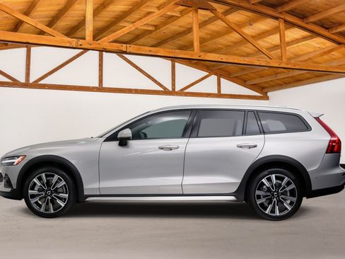 Used 2025 Volvo V60 B5 Cross Country Ultra w/ Protection Package Premier AWD/4WD image 2
