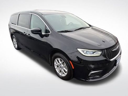 Used 2024 Chrysler Pacifica Touring-L image 9