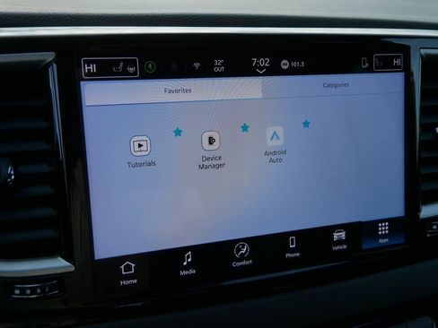 Used 2025 Chrysler Pacifica Select image 32