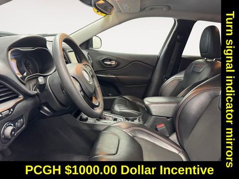 Used 2022 Jeep Cherokee Trailhawk image 7