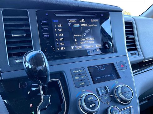 Used 2017 Toyota Sienna XLE image 34