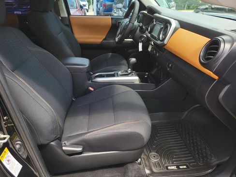 Used 2017 Toyota Tacoma SR5 w/ Tow Package RWD image 9
