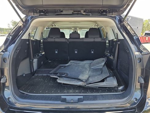 Used 2023 Toyota Highlander L FWD image 16