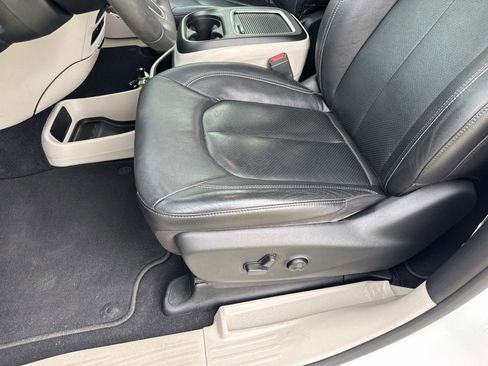Used 2022 Chrysler Pacifica Touring-L FWD image 18