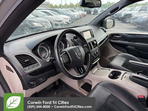 Used 2017 Dodge Grand Caravan SXT FWD image 2