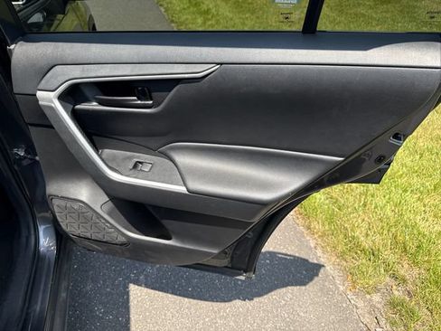Used 2021 Toyota RAV4 LE AWD/4WD image 16