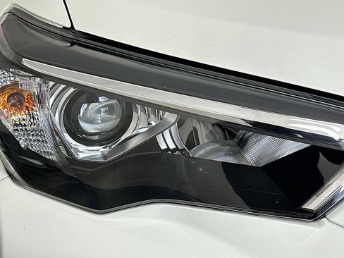 Used 2022 Toyota 4Runner Limited RWD image 9