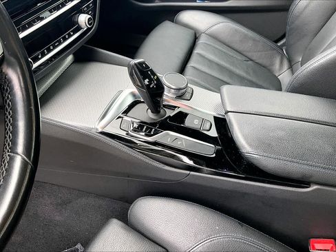 Used 2019 BMW 530e w/ M Sport Package image 16