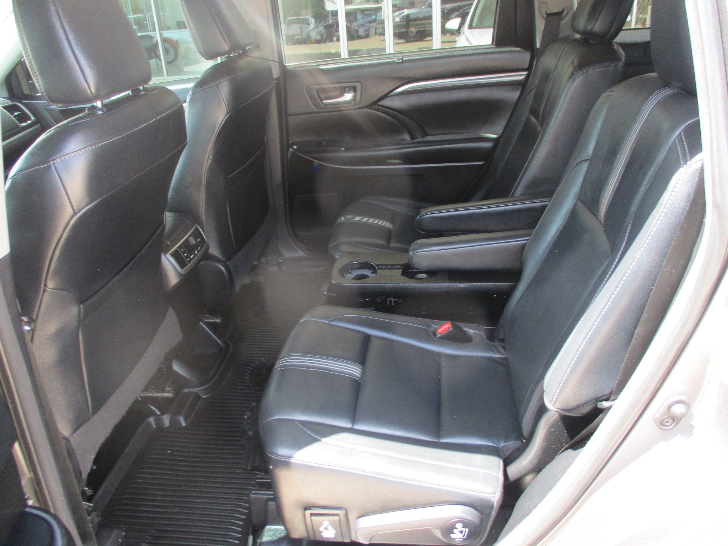 Used 2017 Toyota Highlander SE w/ Carpet Mat Package AWD/4WD image 6
