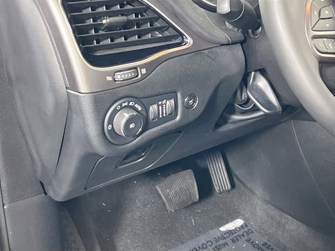 Used 2022 Jeep Cherokee Limited image 10