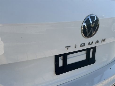 Certified 2022 Volkswagen Tiguan SE w/ Panoramic Sunroof Package image 8