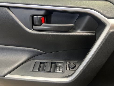 Used 2020 Toyota RAV4 LE image 29