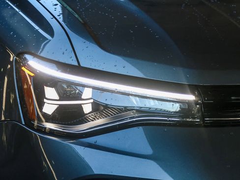 New 2025 Volkswagen Taos SE w/ Panoramic Sunroof Package FWD image 4