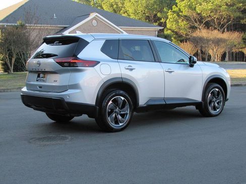 Used 2024 Nissan Rogue SV FWD image 8