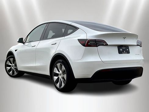 Used 2024 Tesla Model Y Long Range AWD/4WD image 4