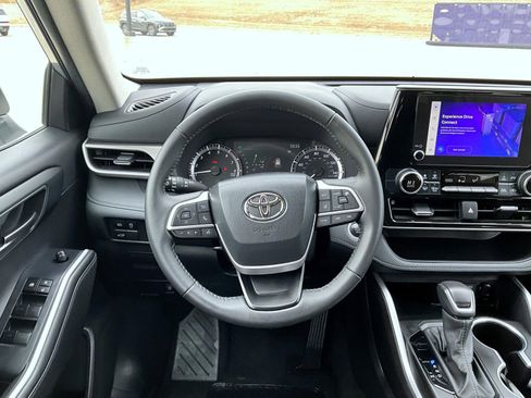 Used 2024 Toyota Highlander LE image 11