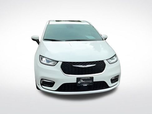 Used 2023 Chrysler Pacifica Touring-L AWD/4WD image 3