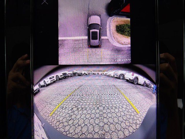 Certified 2024 Volvo XC40 B5 Plus w/ Climate Package AWD/4WD image 23