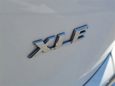 Used 2018 Toyota RAV4 XLE image 7