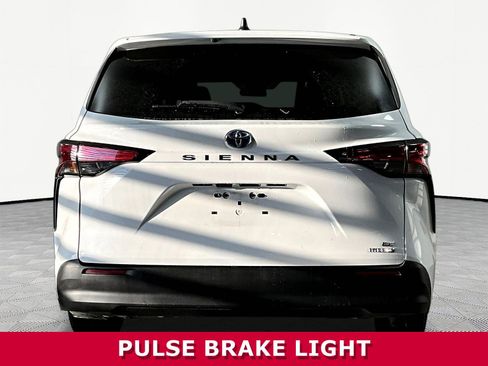 Used 2022 Toyota Sienna LE FWD image 5