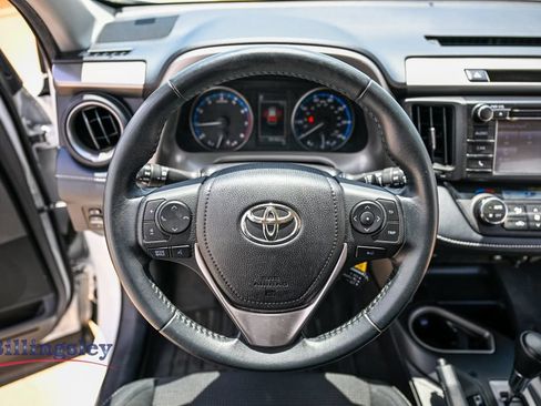 Used 2018 Toyota RAV4 XLE AWD/4WD image 12
