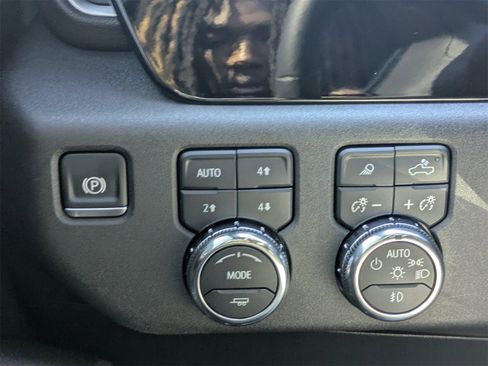 Used 2025 GMC Sierra 2500 SLT w/ SLT Convenience Package image 28