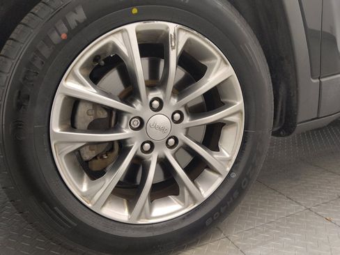 Used 2020 Jeep Cherokee Latitude Plus image 31