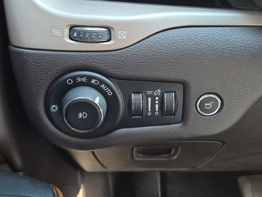 Used 2015 Jeep Cherokee Trailhawk w/ Comfort/Convenience Group AWD/4WD image 18