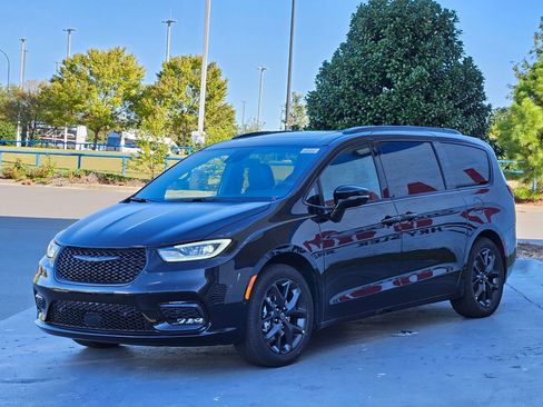 New 2026 Chrysler Pacifica Limited w/ Uconnect Theater Family Group image 3