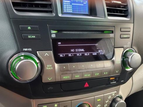 Used 2012 Toyota Highlander FWD w/ Tech Pkg image 23