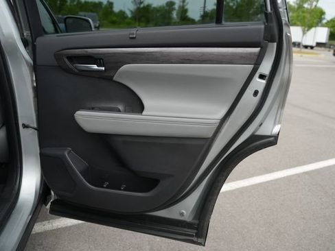 Used 2020 Toyota Highlander Limited FWD image 23