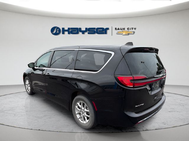 Used 2024 Chrysler Pacifica Touring-L FWD image 8