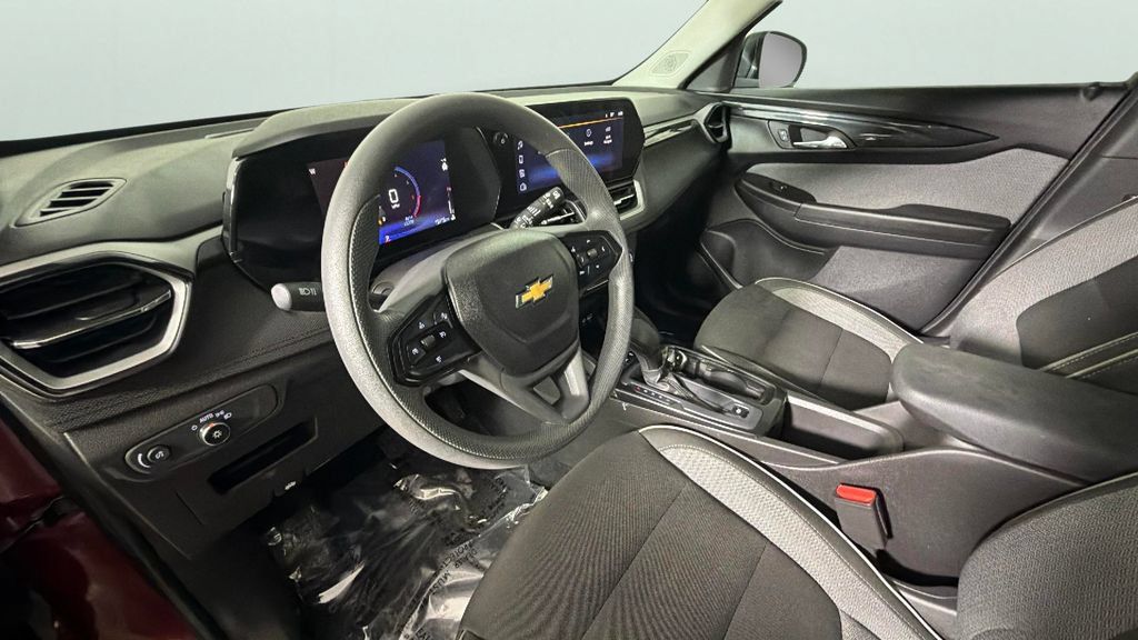 Used 2025 Chevrolet TrailBlazer LS w/ LS Convenience Package FWD image 18