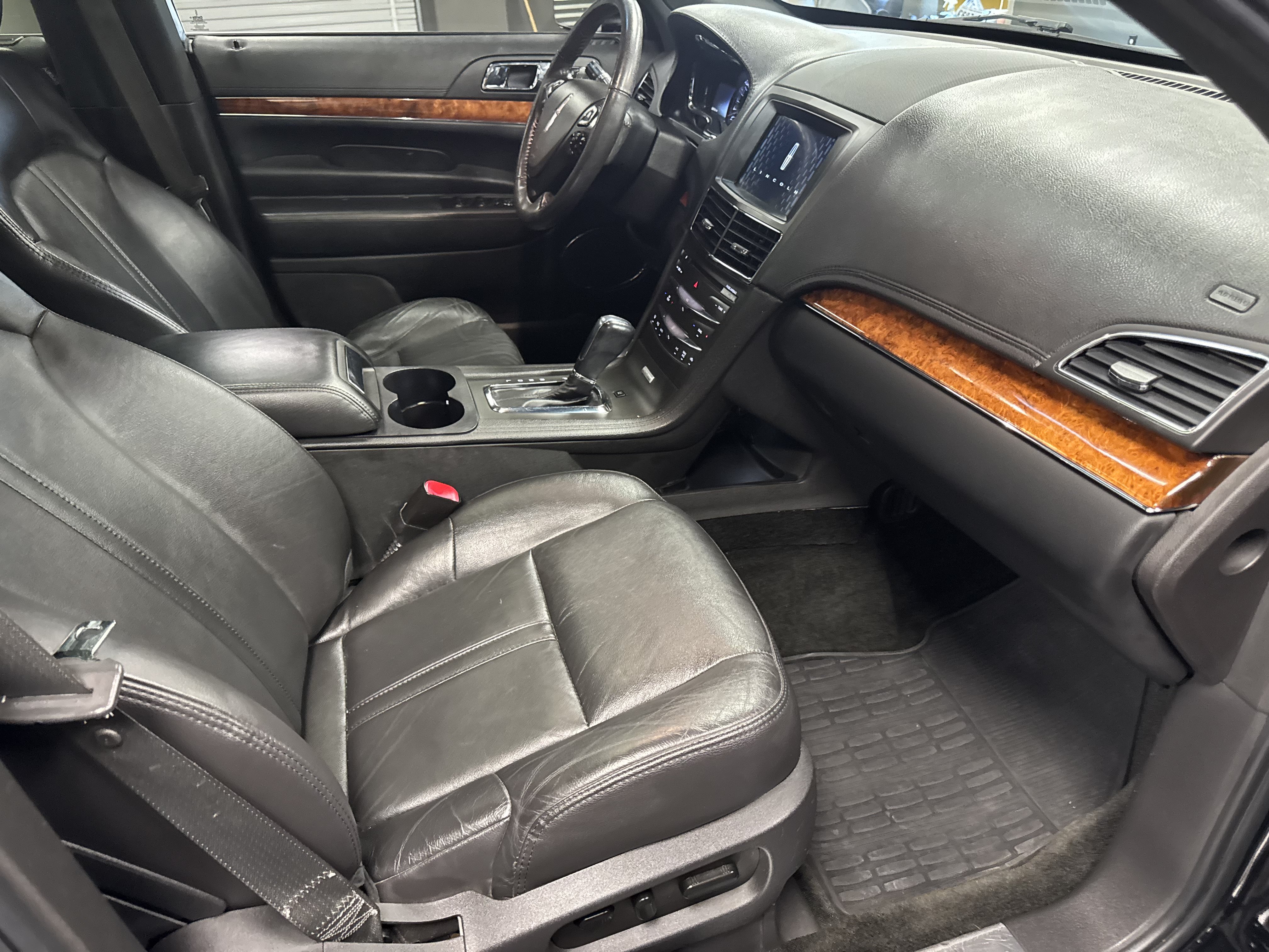 Used 2017 Lincoln MKT AWD image 10