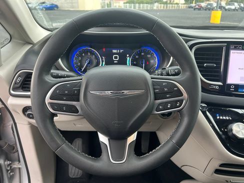 Used 2024 Chrysler Pacifica Touring-L FWD image 19