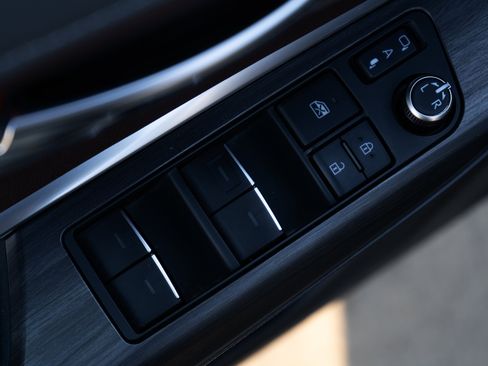 Used 2021 Toyota Venza Limited image 38