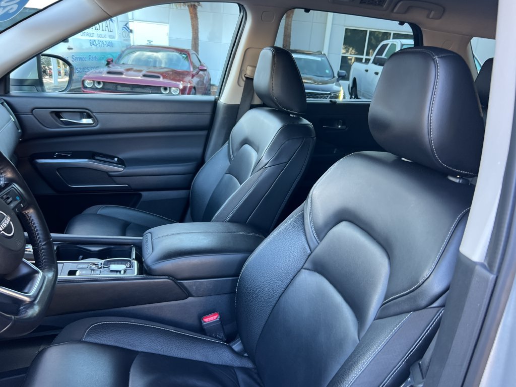 Used 2025 Nissan Pathfinder SL FWD image 10