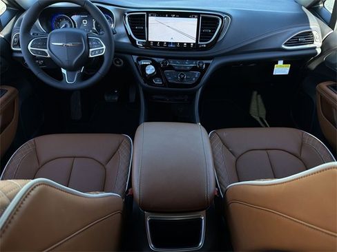 New 2026 Chrysler Pacifica Pinnacle image 17