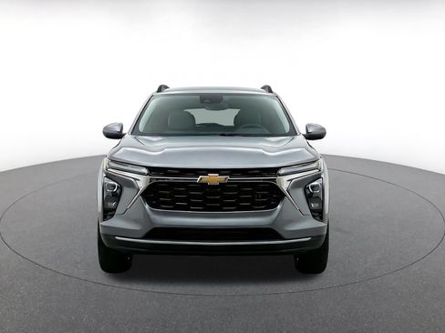 Used 2025 Chevrolet Trax LT FWD image 2