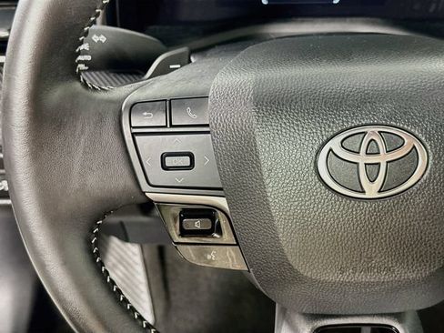 Used 2025 Toyota Camry SE FWD image 19