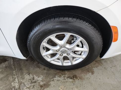 Used 2024 Chrysler Pacifica Touring-L FWD image 39