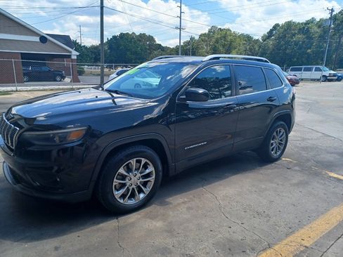 Used 2019 Jeep Cherokee Latitude Plus w/ Comfort/Convenience Group FWD image 4