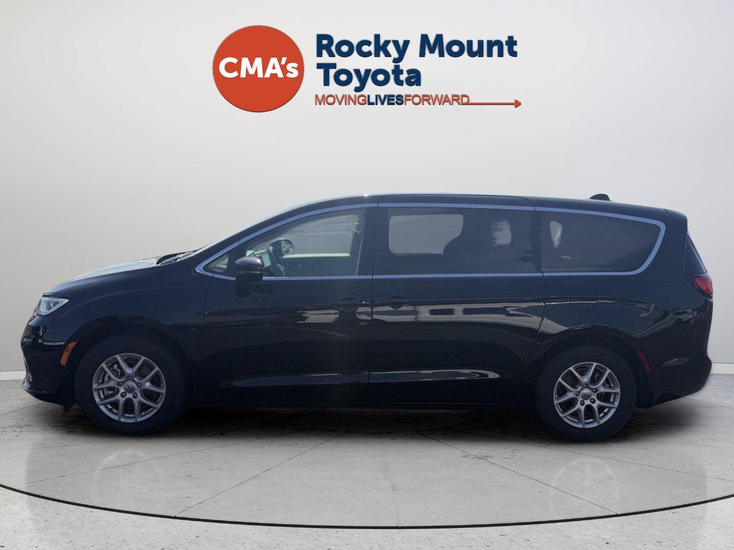 Used 2024 Chrysler Pacifica Touring-L FWD image 8