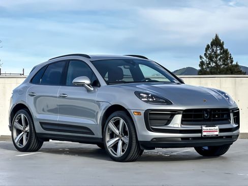 Used 2025 Porsche Macan image 10