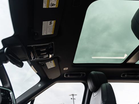 Used 2025 Land Rover Range Rover Sport SE image 21